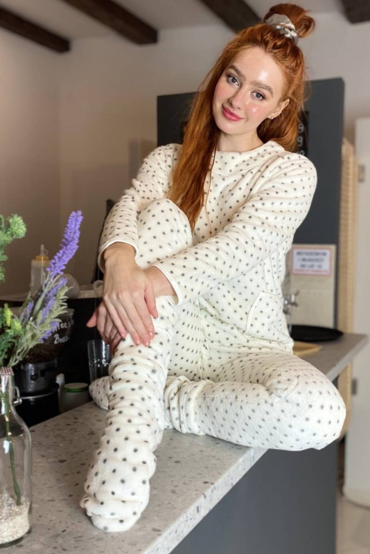 Kremowe skarpetki do spania De Lafense 553/554 Wellsoft w urocze kropki