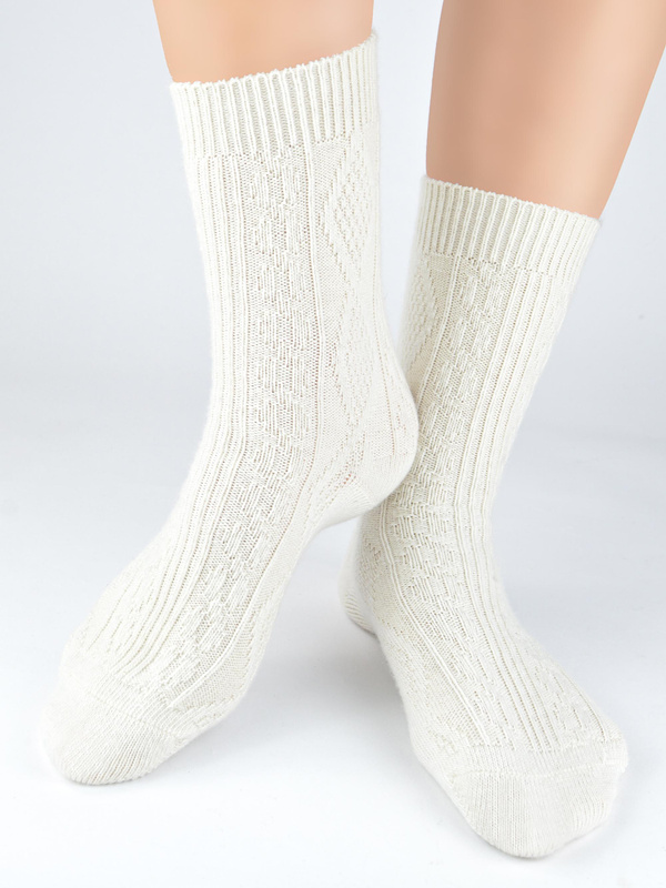 Ciepłe skarpety damskie z wełną Noviti SW 026 wzór warkocz ecru