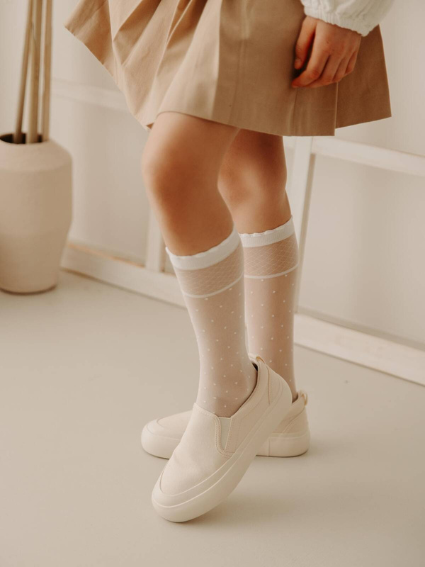Białe klasyczne podkolanówki w kropki Fiore AMELIA