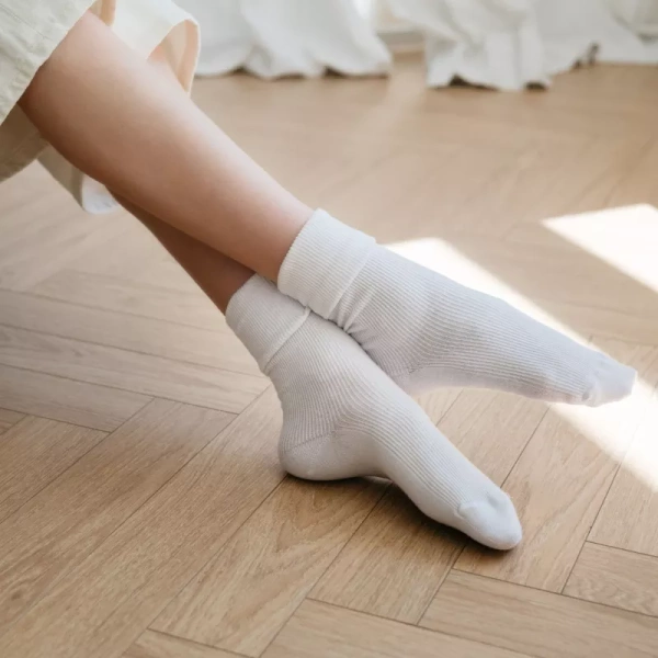 Białe bezuciskowe skarpetki damskie z wywijanym ściągaczem Wola Perfect Woman 