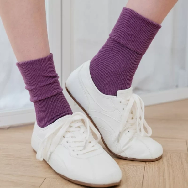 Fioletowe bezuciskowe skarpetki damskie z wywijanym ściągaczem Wola Perfect Woman