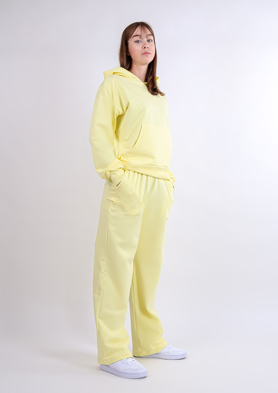 Komplet sportowy bluza z kapturem i "kangurką" oraz szerokie spodnie Dk-k-b8 - żółty bawełna - Dkaren