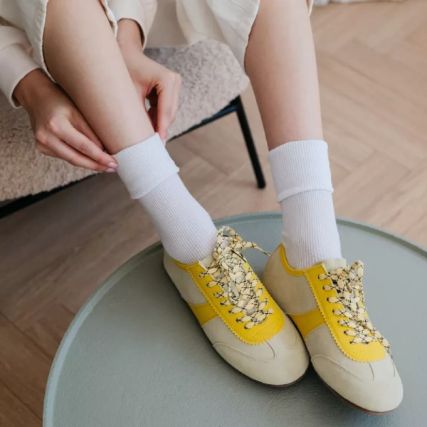 Białe bezuciskowe skarpetki damskie z wywijanym ściągaczem Wola Perfect Woman